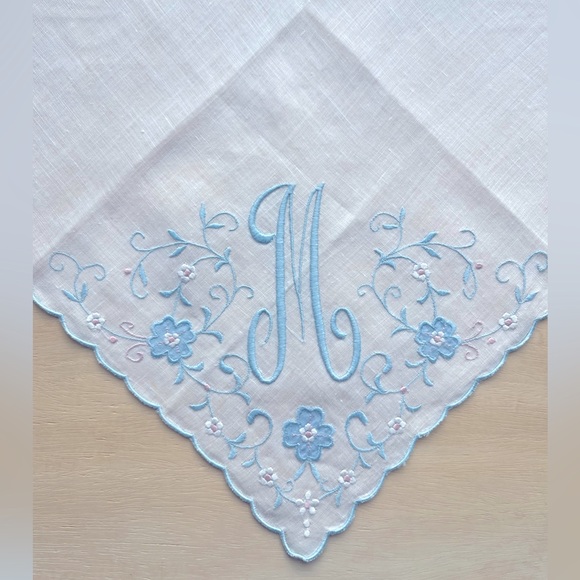 VINTAGE MONOGRAMMED HANDKERCHIEF 14”x14” - Picture 1 of 6